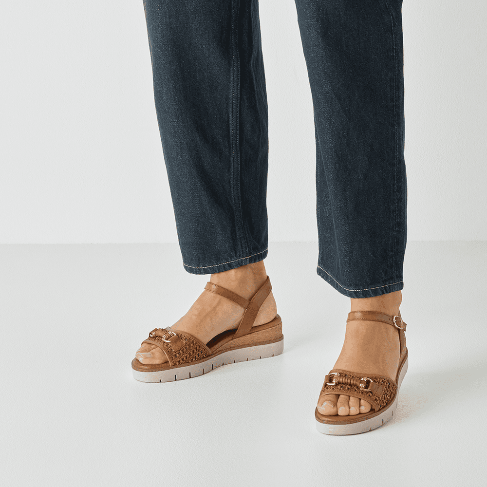 28215-46-305 Tamaris ženska sandala COGNAC