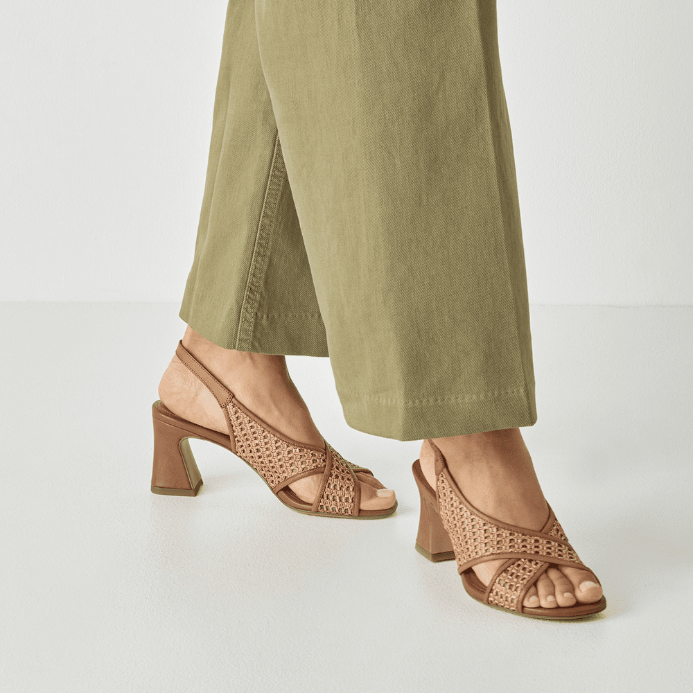 28315-46-392 Tamaris ženska sandala COGNAC COMB